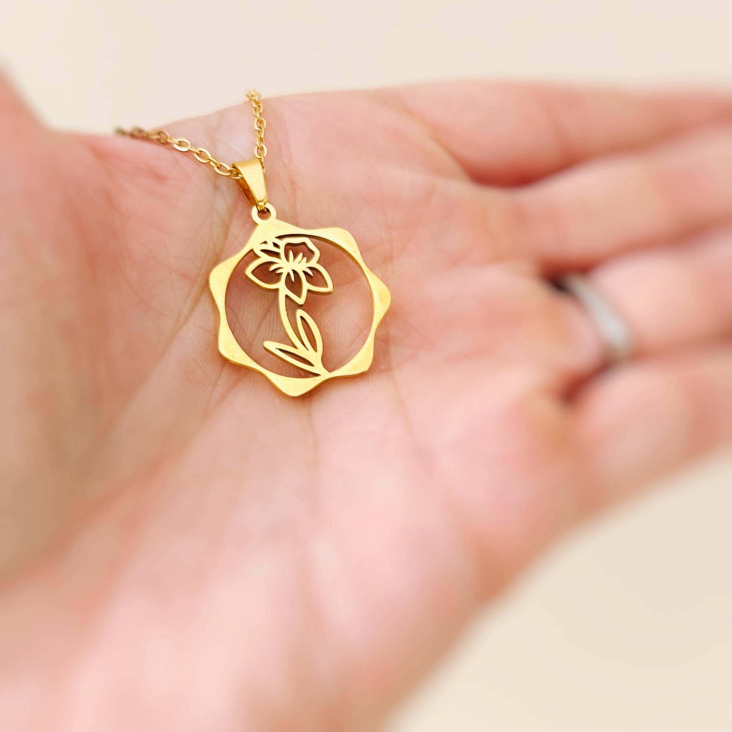 Daffodil Necklace gold, silver birth flower pendant for women summer, spring Birthflower jewelry March birthday gift for gardener mom wife