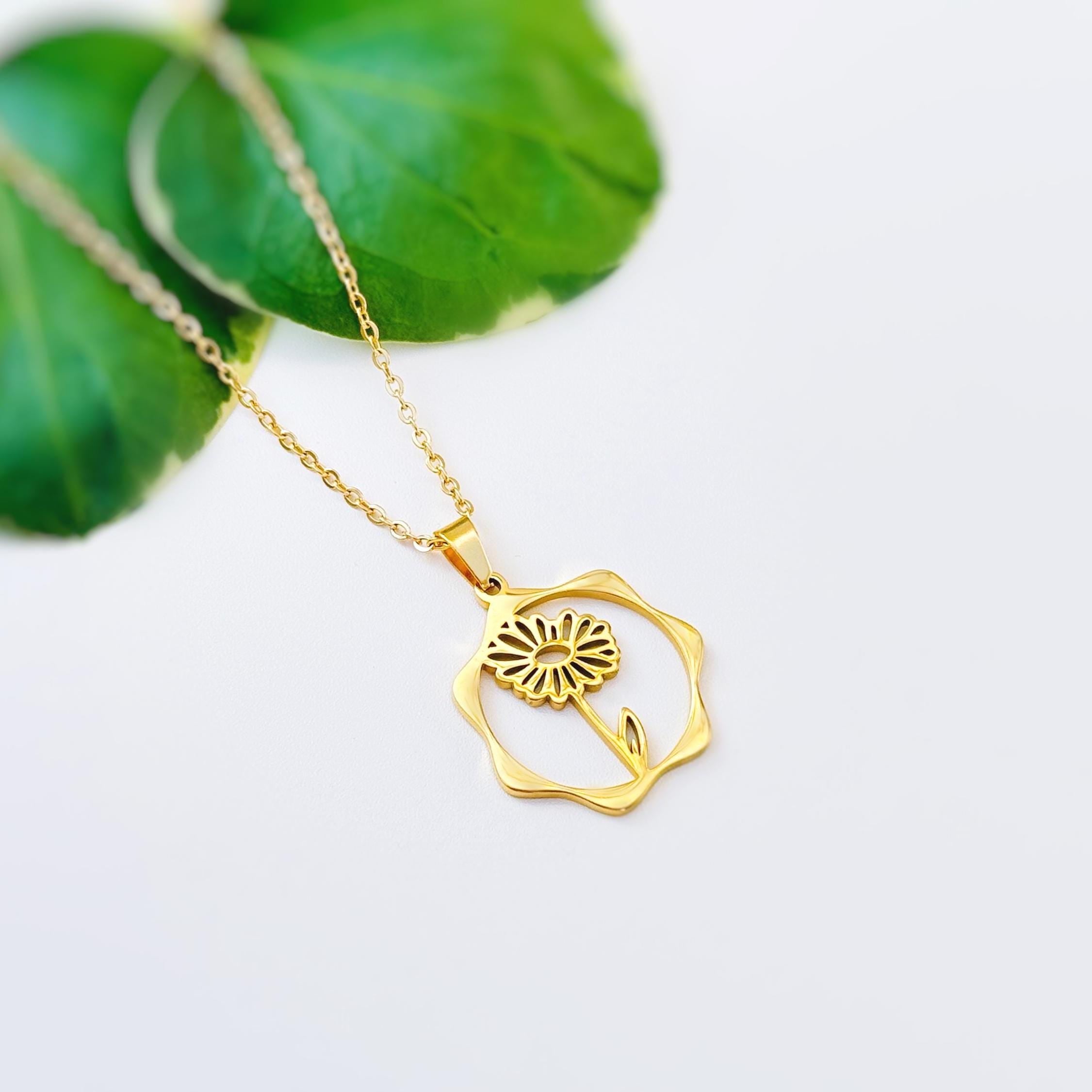 Dasiy Necklace gold, silver birth flower pendant for women spring Birthflower jewelry April birthday gift for gardener mom wife sister