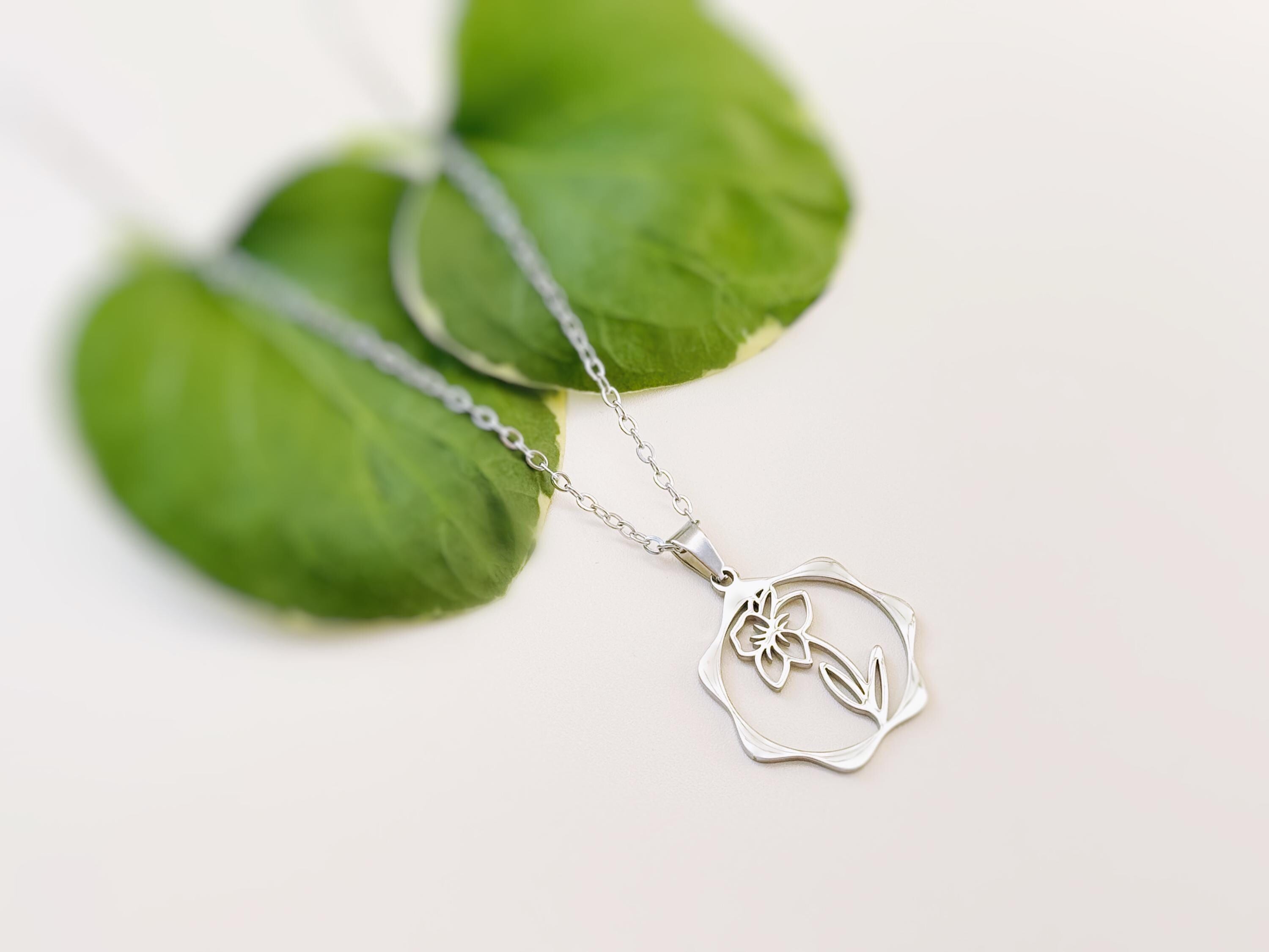 Daffodil Necklace gold, silver birth flower pendant for women summer, spring Birthflower jewelry March birthday gift for gardener mom wife