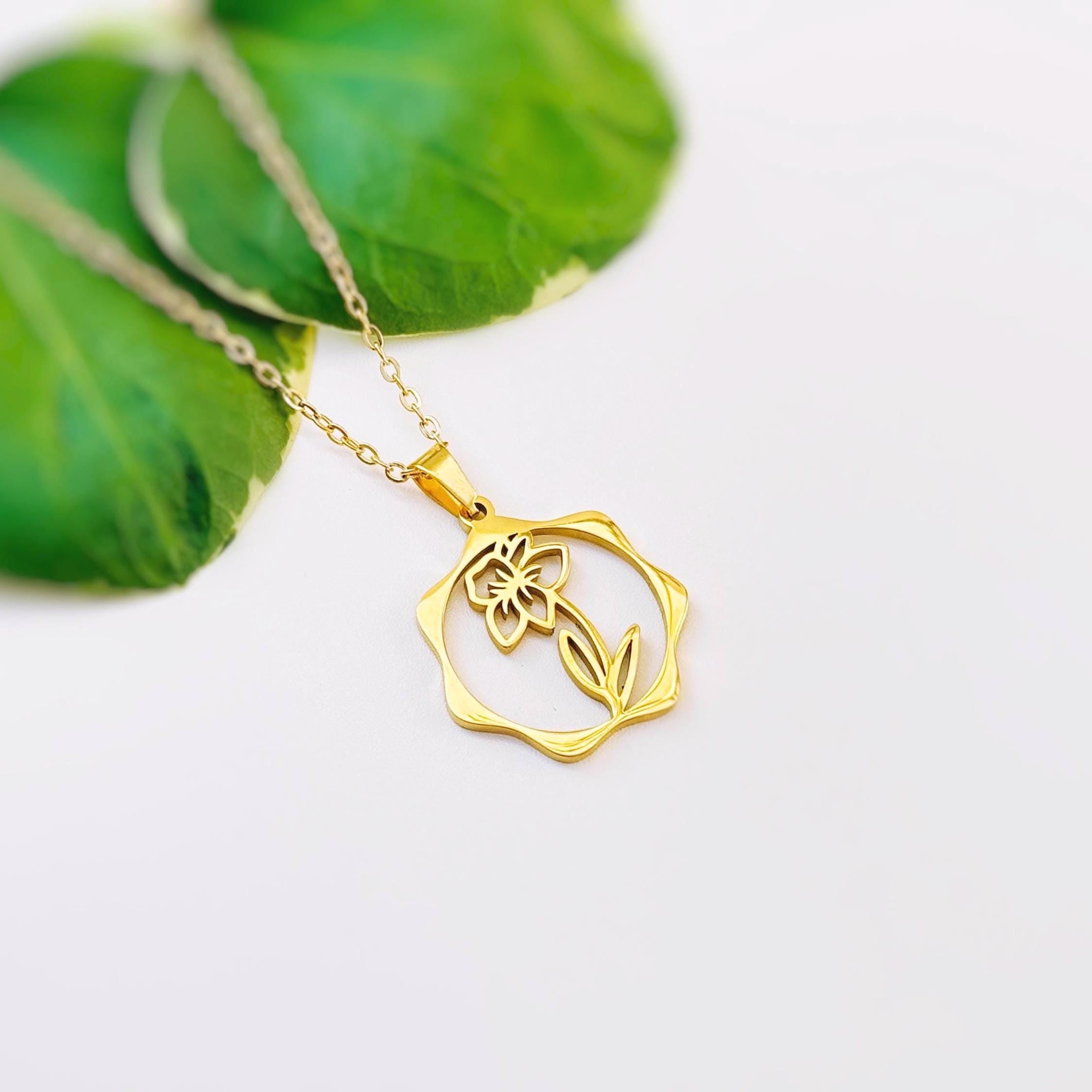 Daffodil Necklace gold, silver birth flower pendant for women summer, spring Birthflower jewelry March birthday gift for gardener mom wife