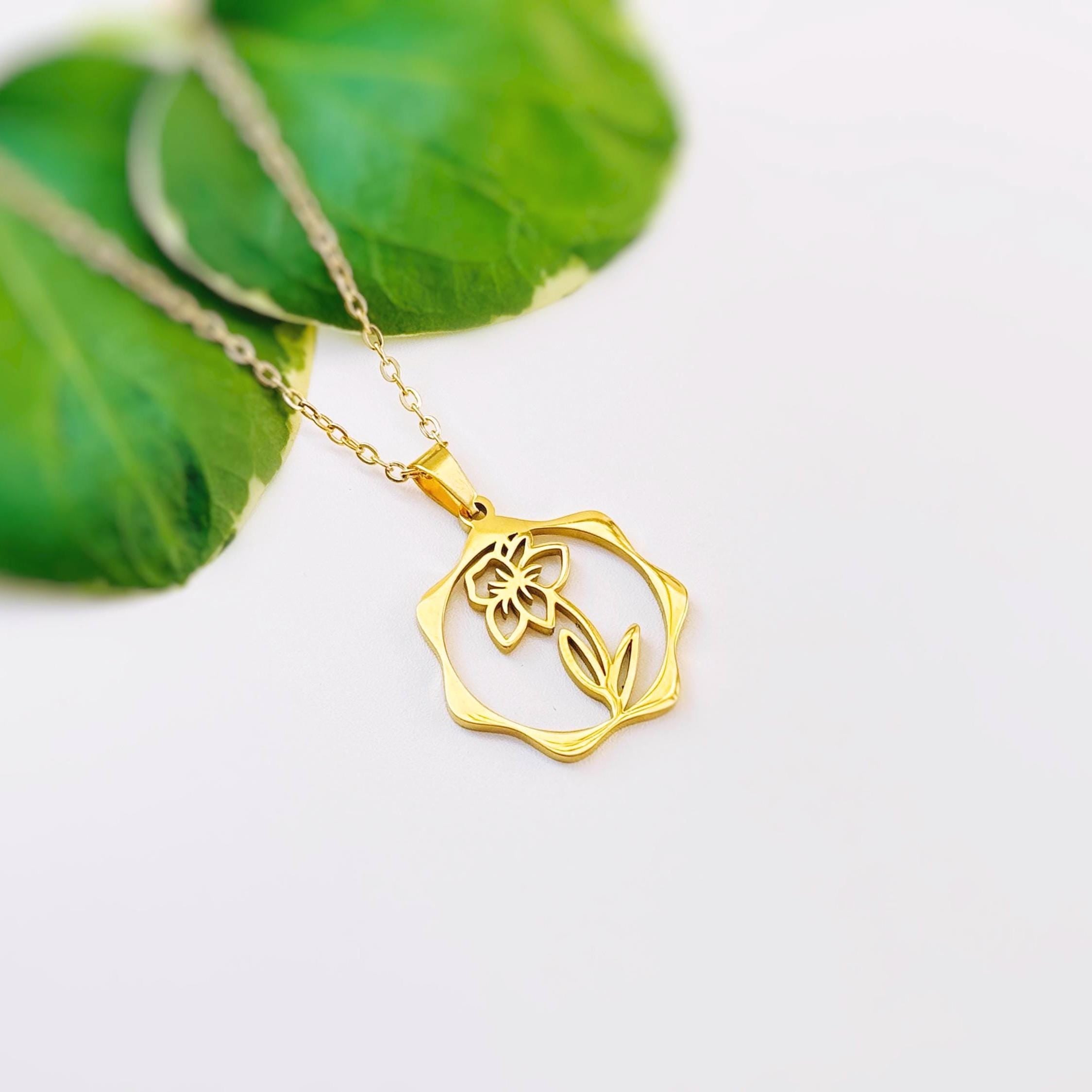 Daffodil Necklace gold, silver birth flower pendant for women summer, spring Birthflower jewelry March birthday gift for gardener mom wife