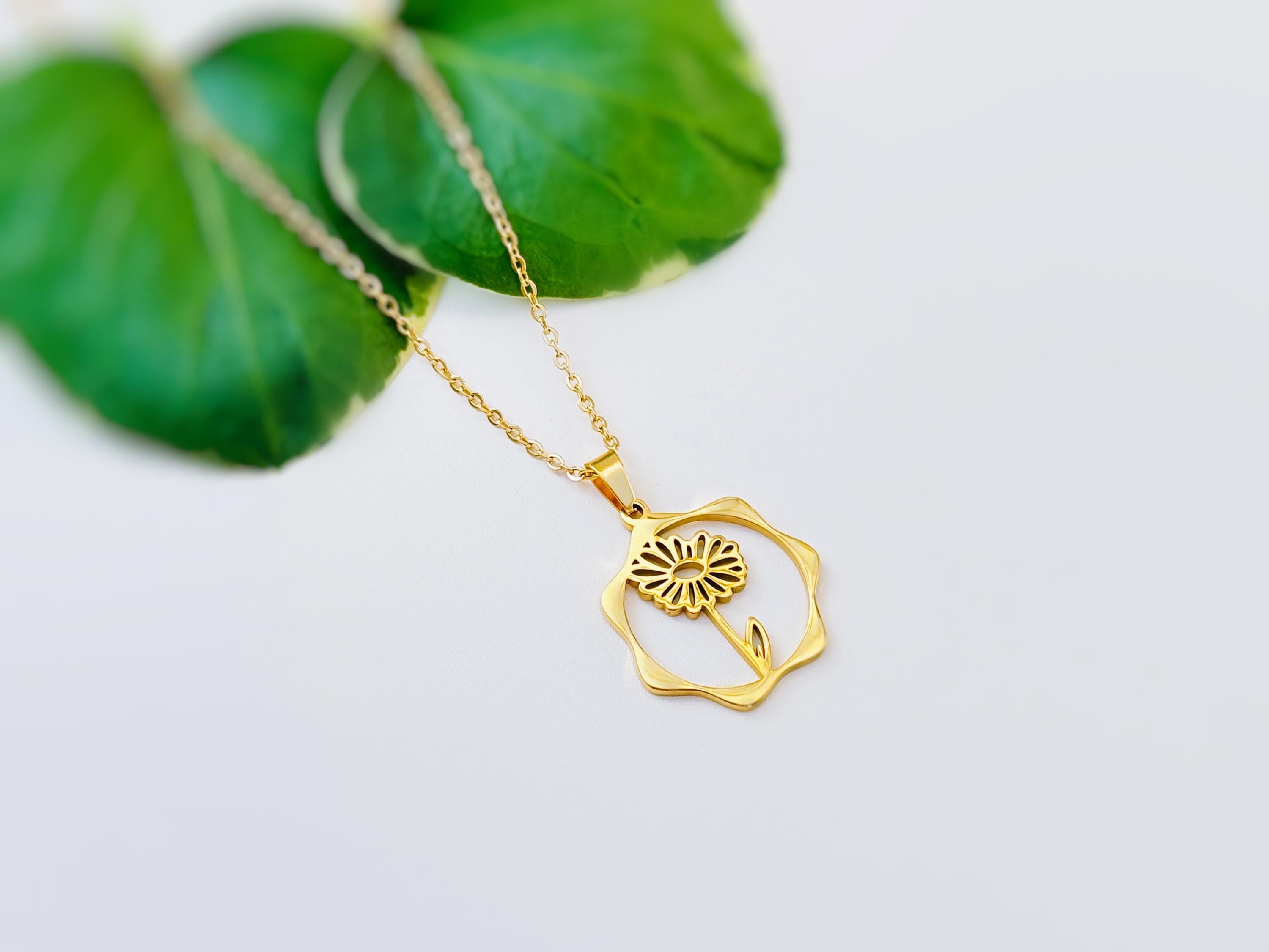Dasiy Necklace gold, silver birth flower pendant for women spring Birthflower jewelry April birthday gift for gardener mom wife sister