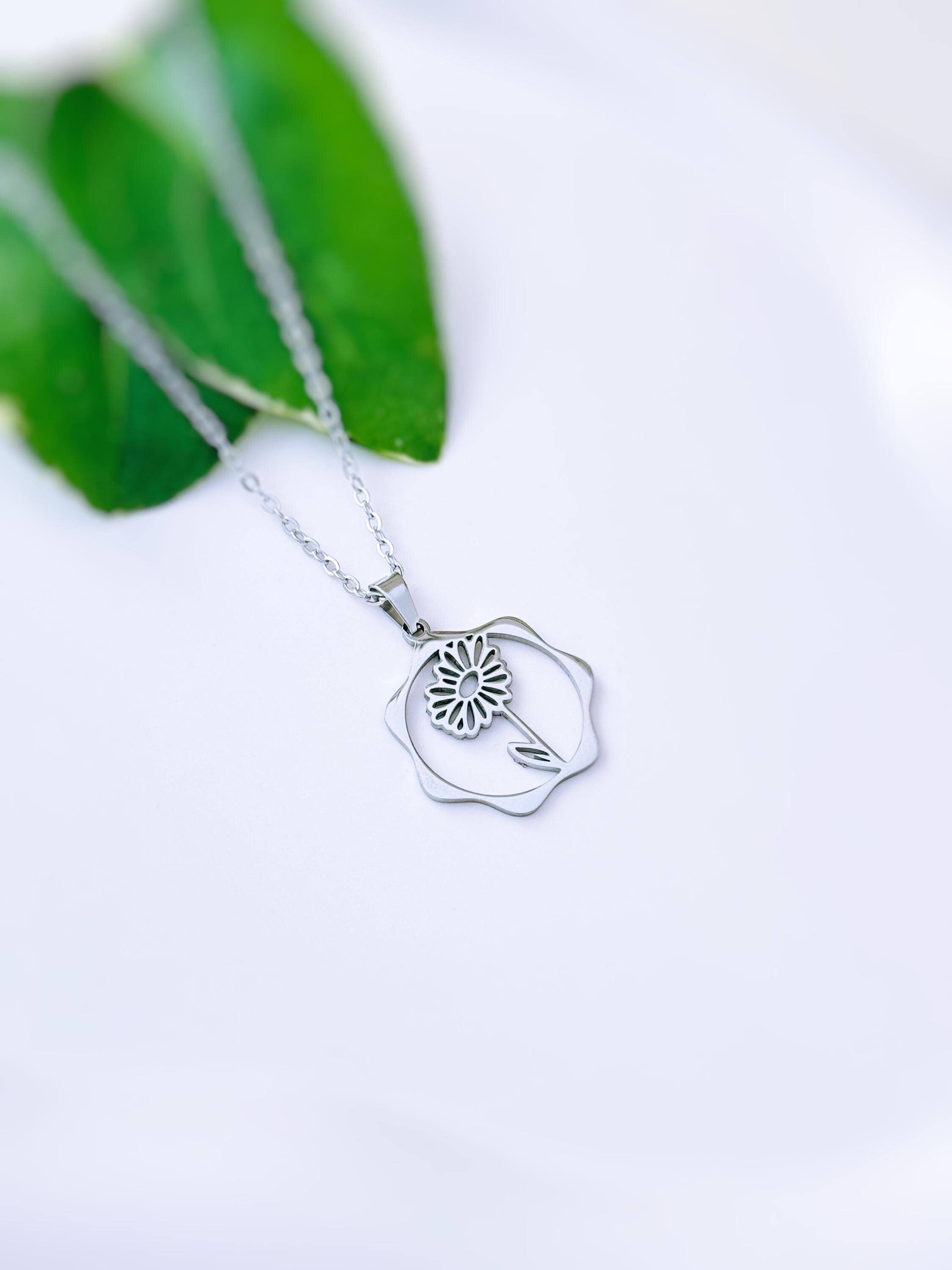 Dasiy Necklace gold, silver birth flower pendant for women spring Birthflower jewelry April birthday gift for gardener mom wife sister