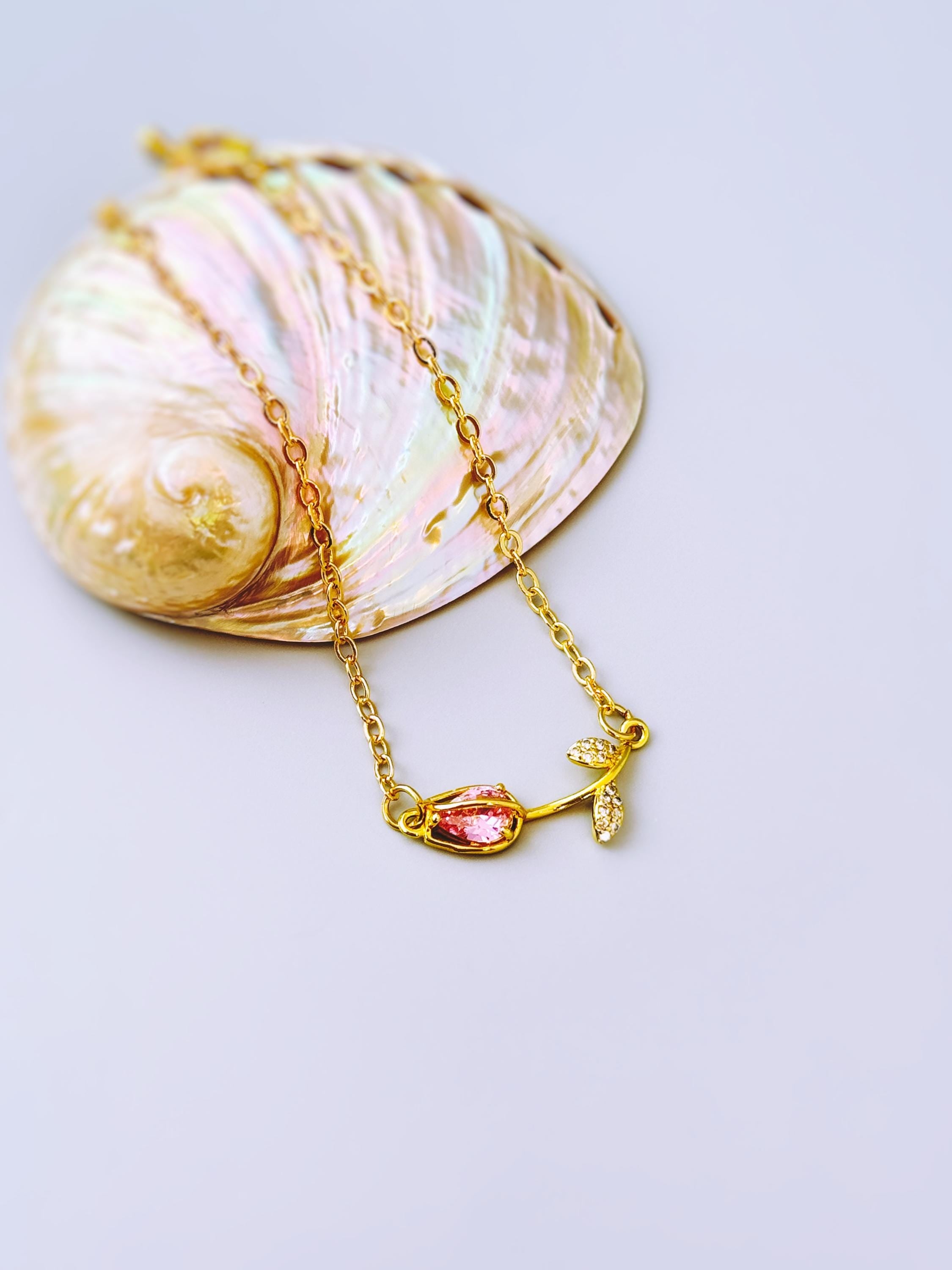 Dainty Tulip Bracelet Gold elegant spring jewelry flower Mothers Day gift for mom, women gardeners pink botanical April Birth flower jewelry