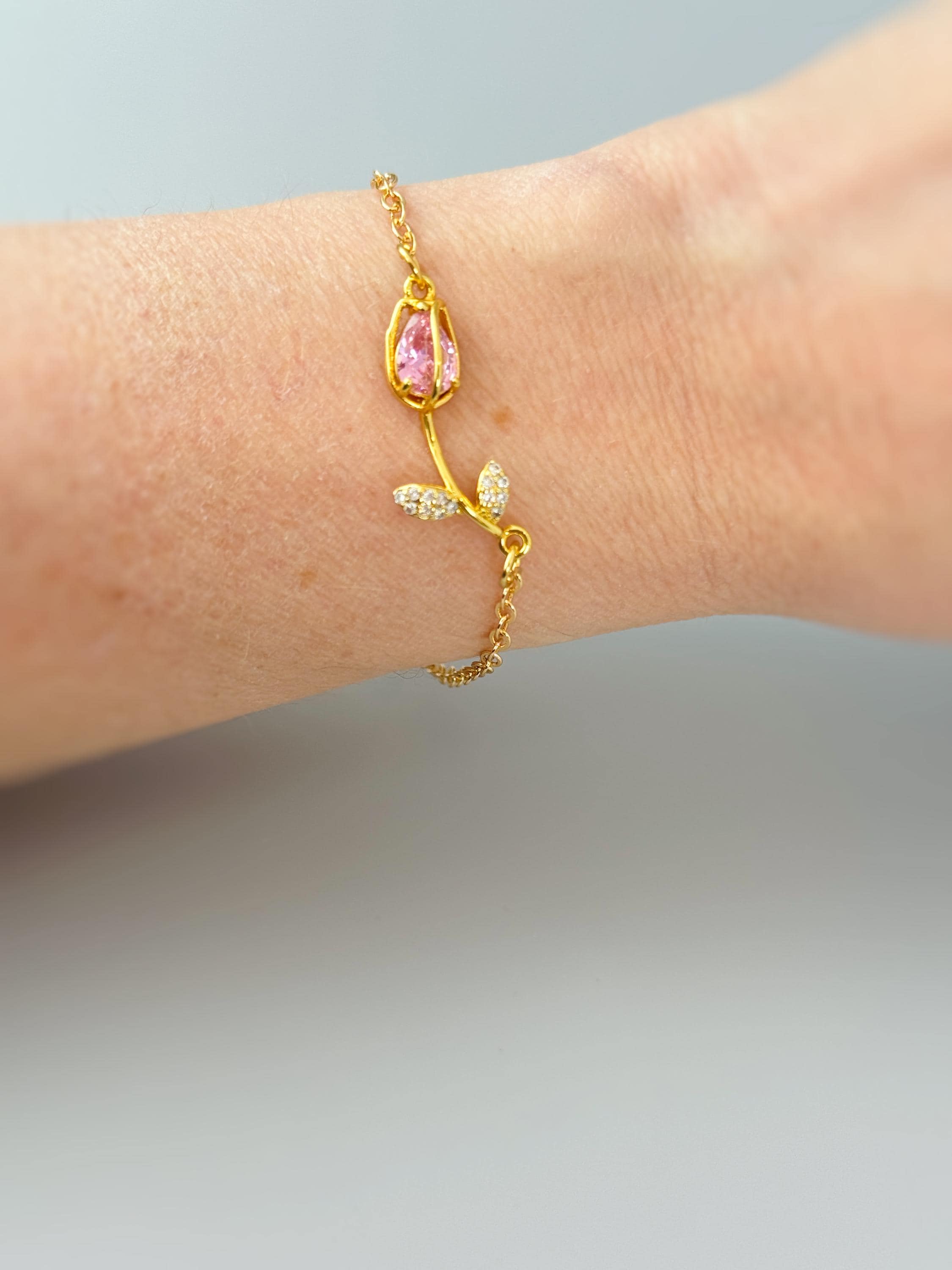 Dainty Tulip Bracelet Gold elegant spring jewelry flower Mothers Day gift for mom, women gardeners pink botanical April Birth flower jewelry