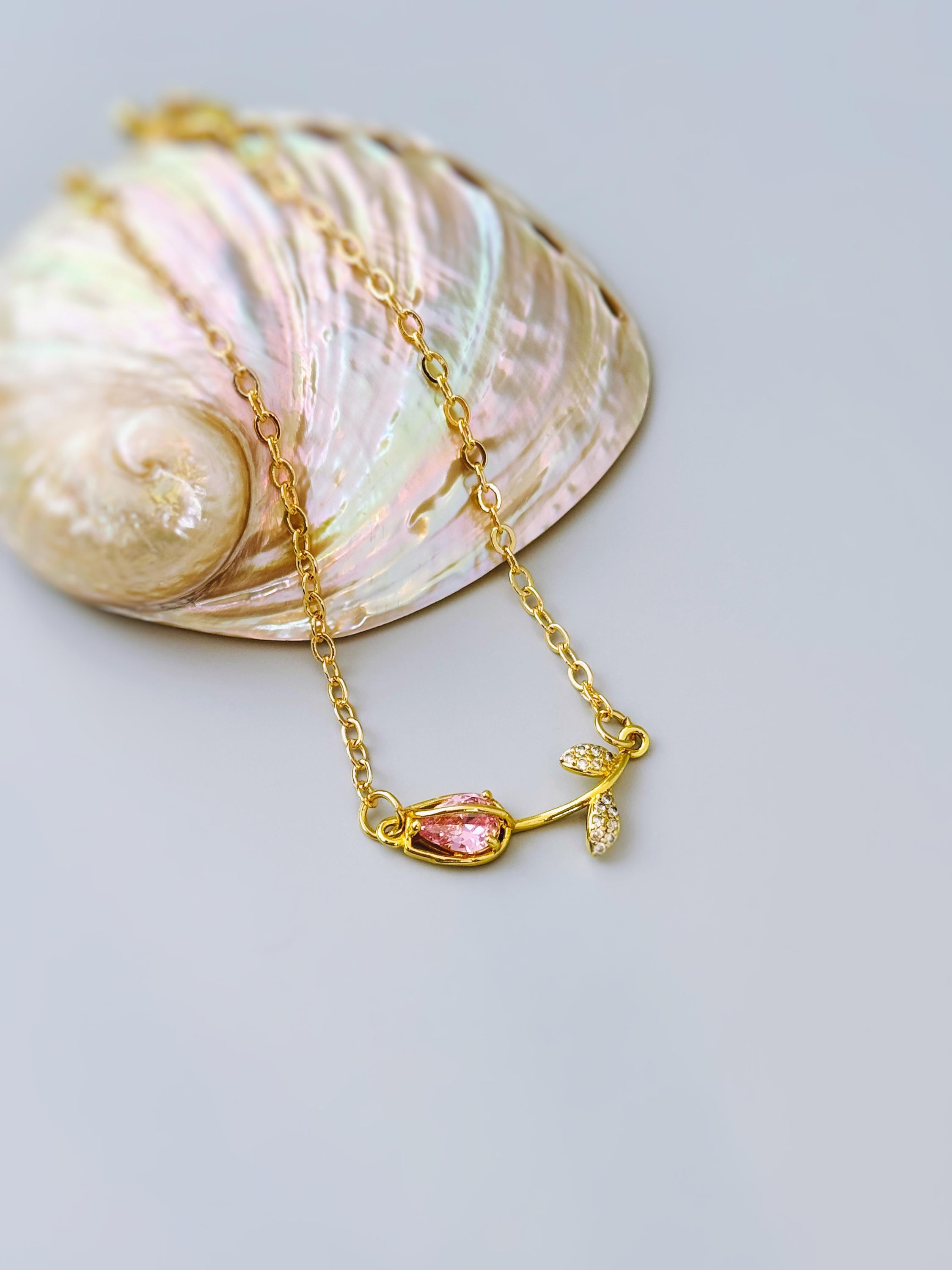 Dainty Tulip Bracelet Gold elegant spring jewelry flower Mothers Day gift for mom, women gardeners pink botanical April Birth flower jewelry