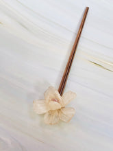 Load image into Gallery viewer, Pink Art Glass Daffodil Flower Hair Stick, Elegant Luxury Shawl Pin